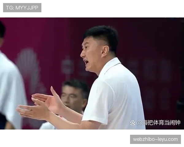 张帅又在训练场边啃鸡胸肉，这自律劲儿真让人怀疑她是不是把厨房搬进健身房了