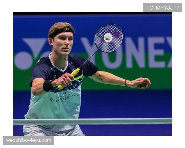 维克托·阿萨尔森带娃遛弯，推车比我家客厅还贵